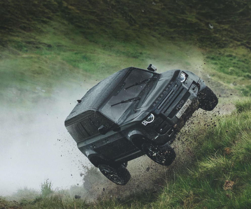 Lata, dachuje i dalej jedzie. Nowy Land Rover Defender jest niezniszczalny