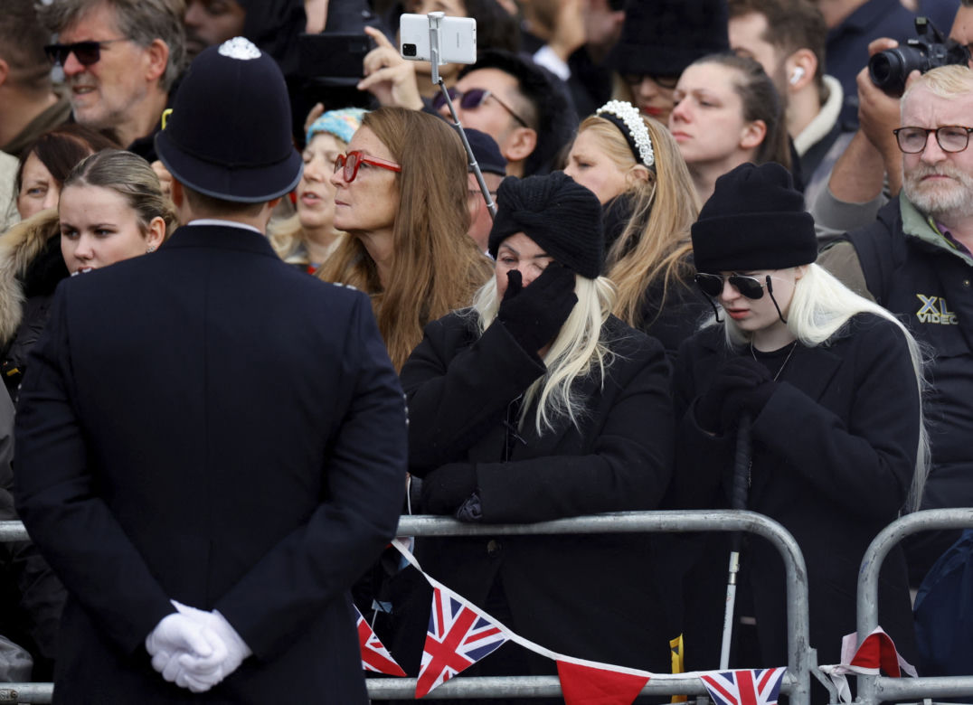 Łzy poddanych i trumna zmierzająca do Westminsteru