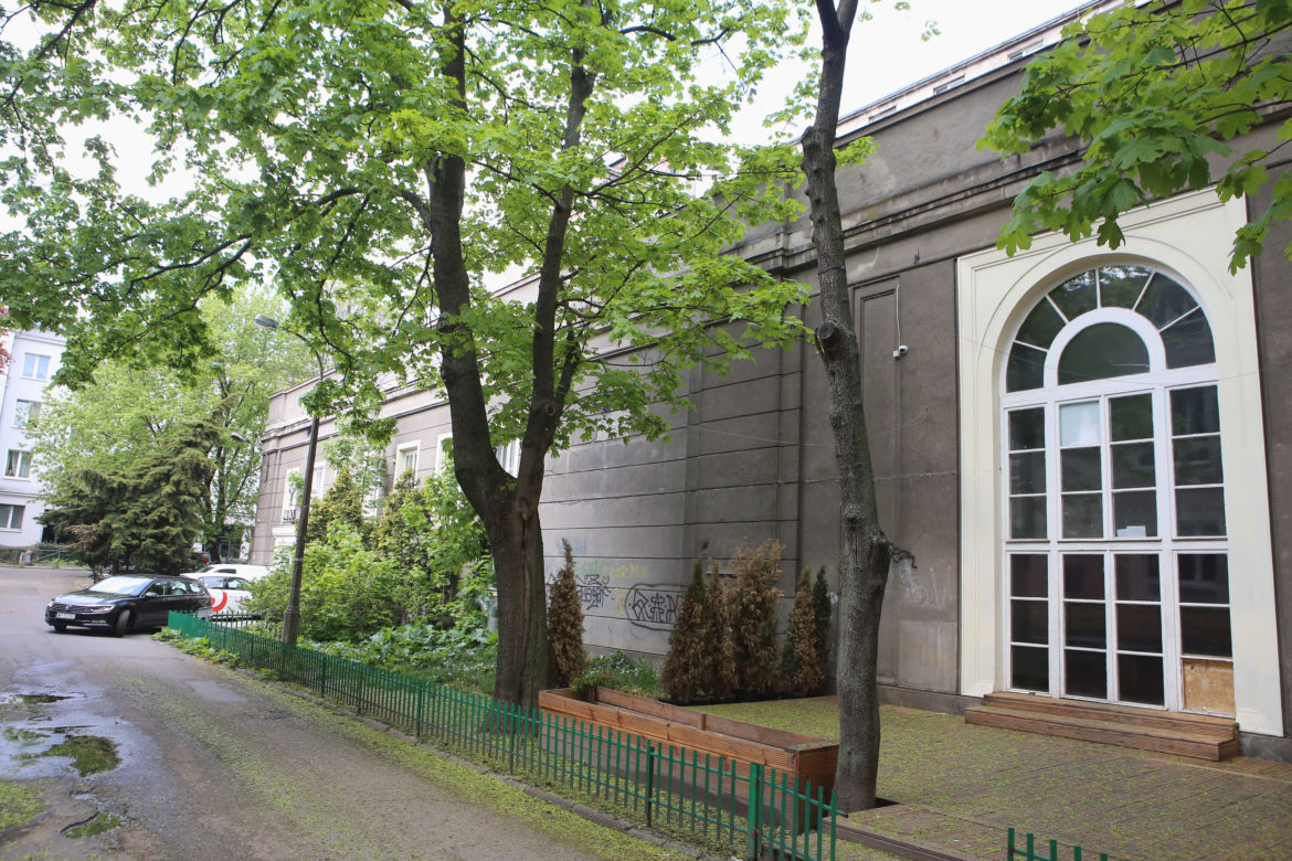 Złodzieje wybili szybę i zasnęli na podłodze