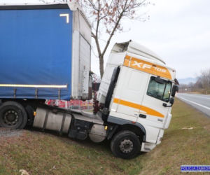 Pijany kierowca tira wjechał do rowu