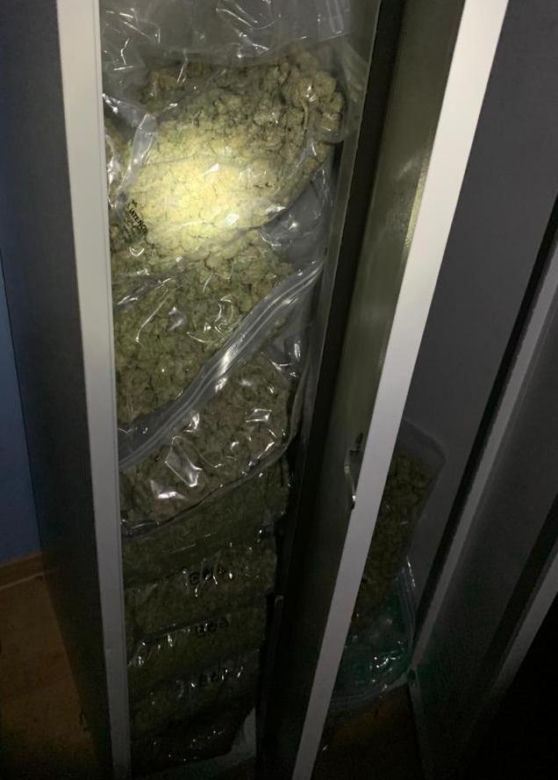 Broń, amunicja i wiele kilogramów narkotyków w Poznaniu! Zatrzymani prędko nie wyjdą zza krat!