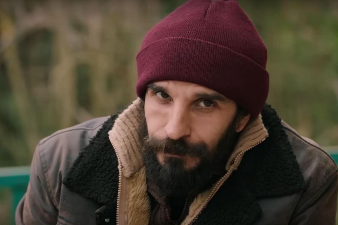 Zeynep nie wie, że jest obserwowana przez zbira, wynajętego przez Songul 