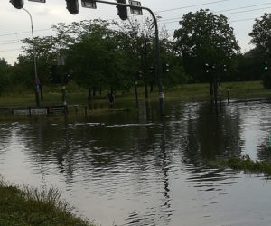 Po burzy w Łodzi zalane ulice i mnóstwo utrudnień. Tak wygląda ul. Włókniarzy