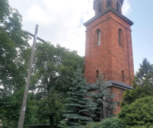 To jedno z najpiękniejszych miast w woj. łódzkim. Rośnie w nim dąb, pod którym miał odpoczywać Napoleon