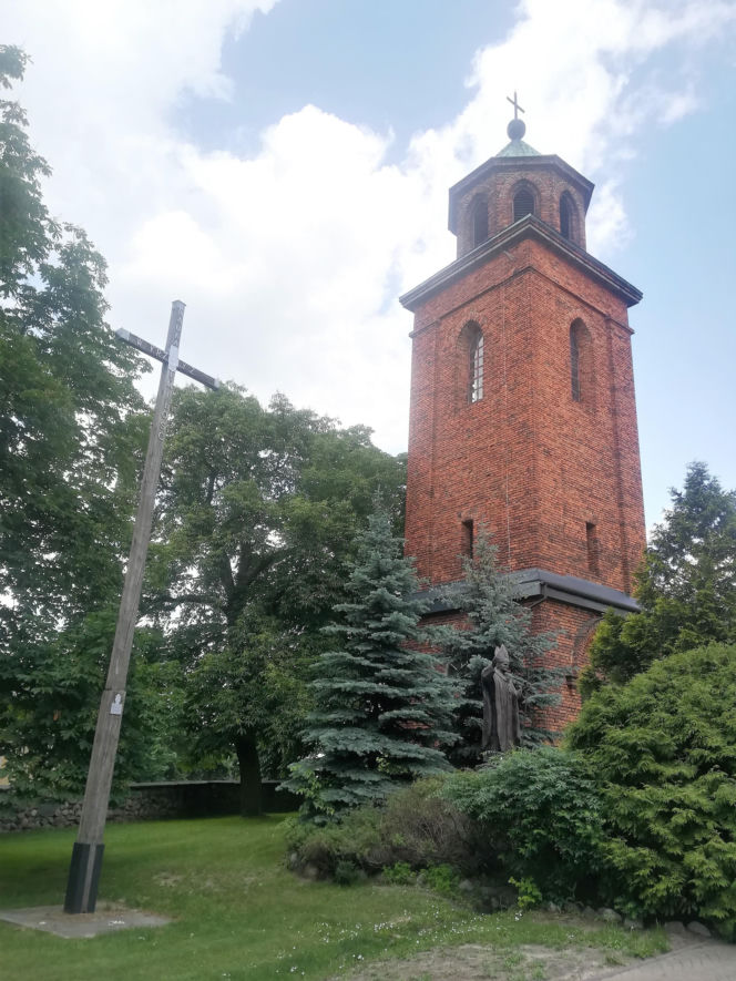 To jedno z najpiękniejszych miast w woj. łódzkim. Rośnie w nim dąb, pod którym miał odpoczywać Napoleon