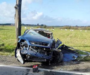 Zderzenie ciężarówki z osobówką, kolosa aż wyrzuciło z drogi! Jedna osoba nie żyje, zdjęcia porażają