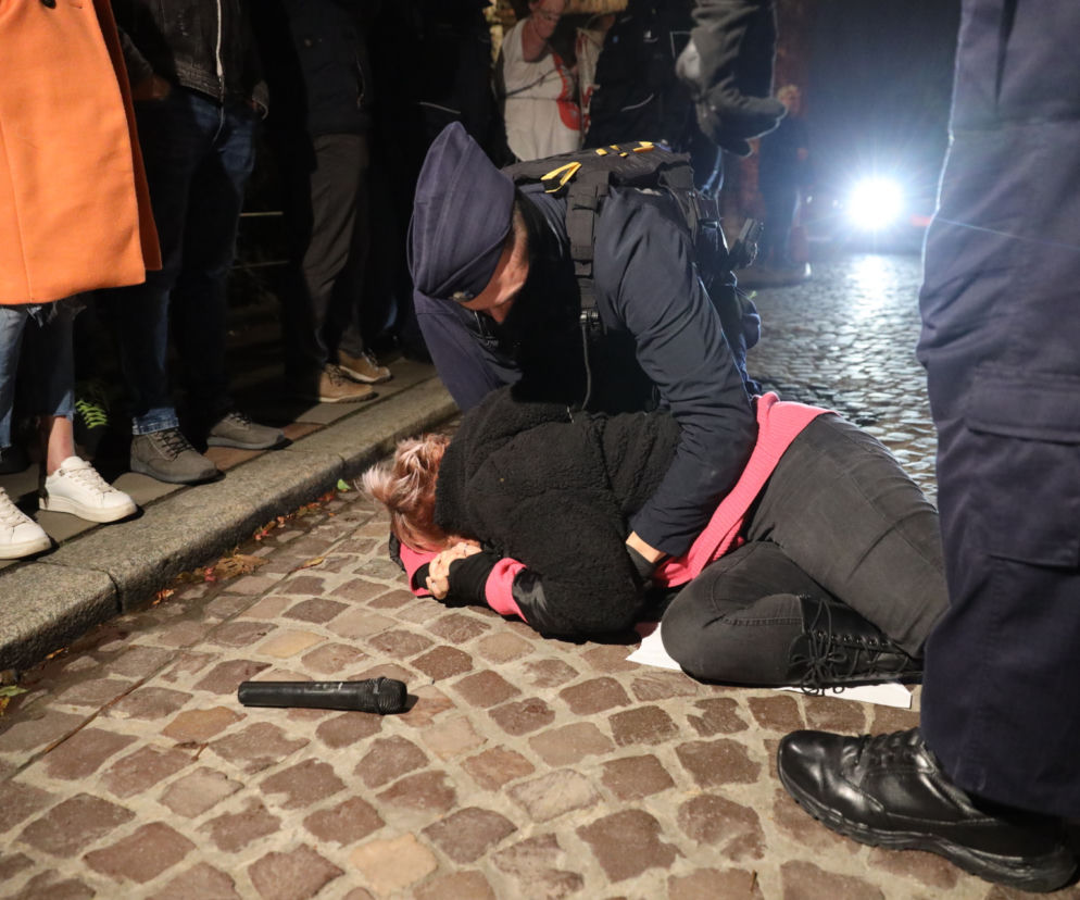 Protesty i aresztowania przed Wawelem podczas wizyty Jarosława Kaczyńskiego