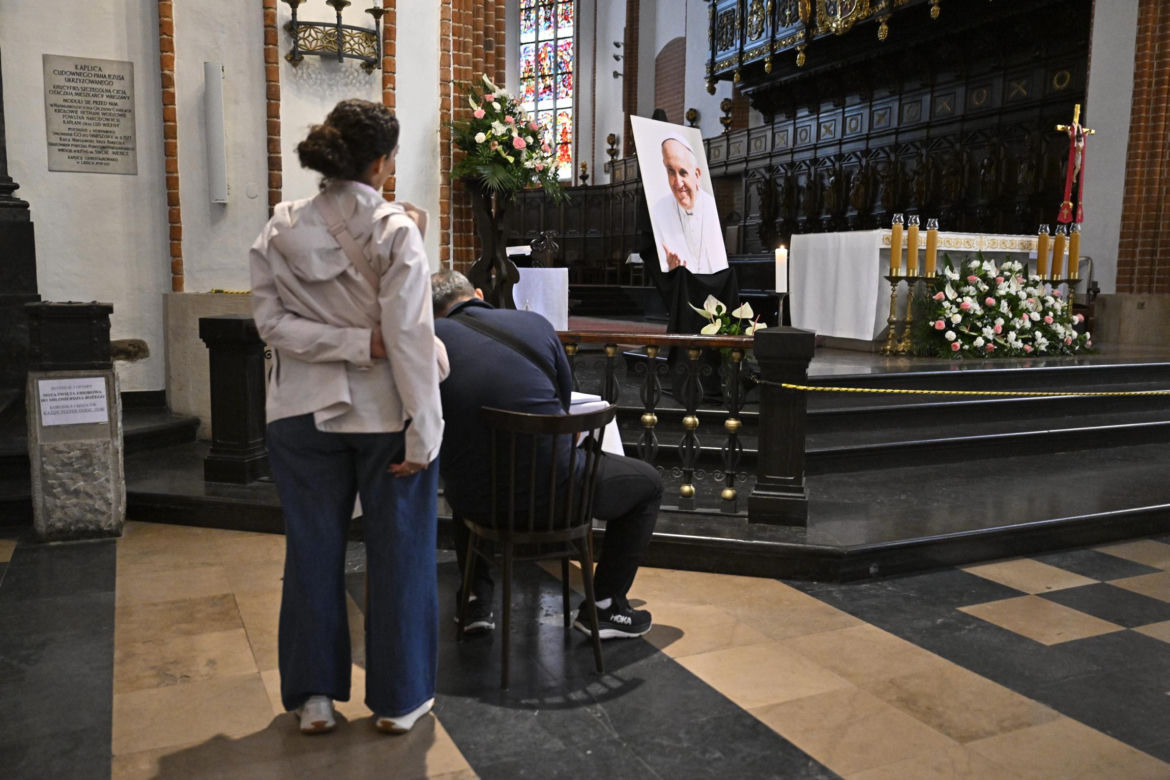 Warszawa żegna papieża Franciszka. Poruszające wpisy w Archikatedrze 