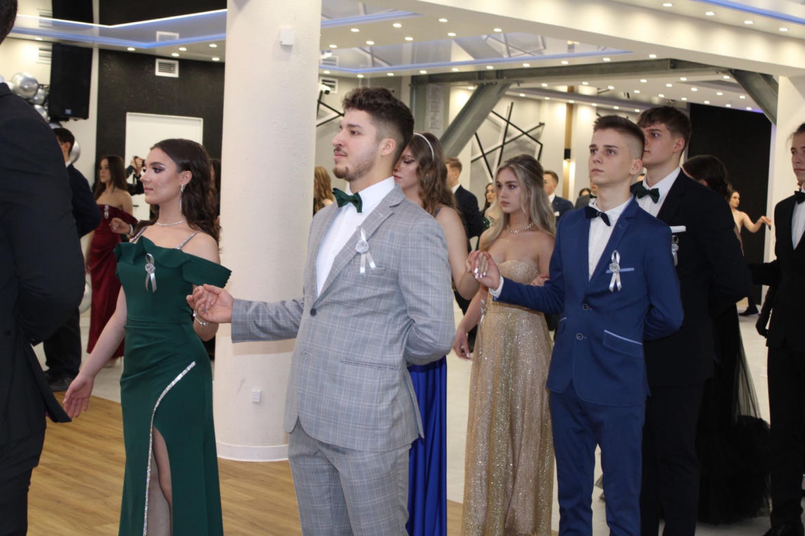 Bal studniówkowy 2024 II Liceum Ogólnokształcącego w Starachowicach