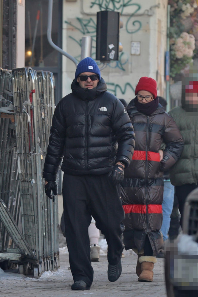 Tomasz Karolak  i Viola Kołakowska na spacerze