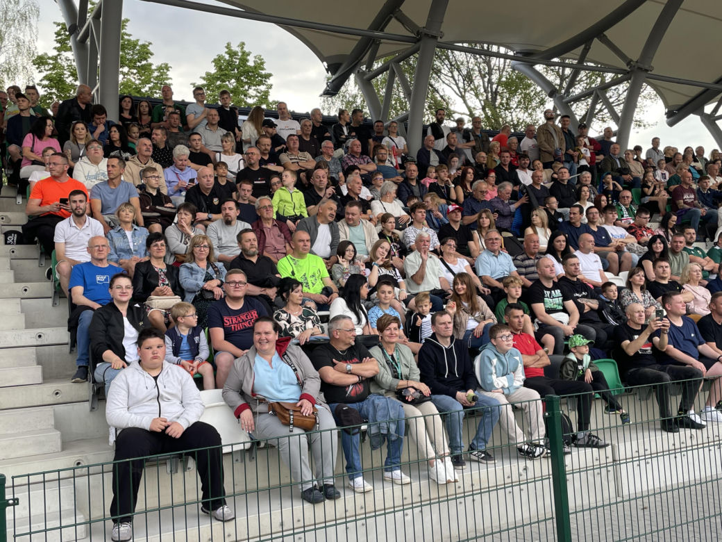 Kibice na otwarciu stadionu w Starachowicach