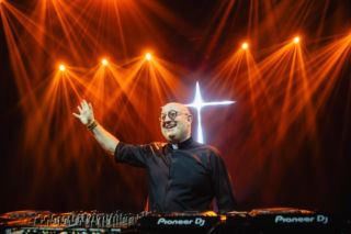 Jego DJ-skie słuchawki pobłogosławił papież. Teraz porwał publiczność w Chorzowie
