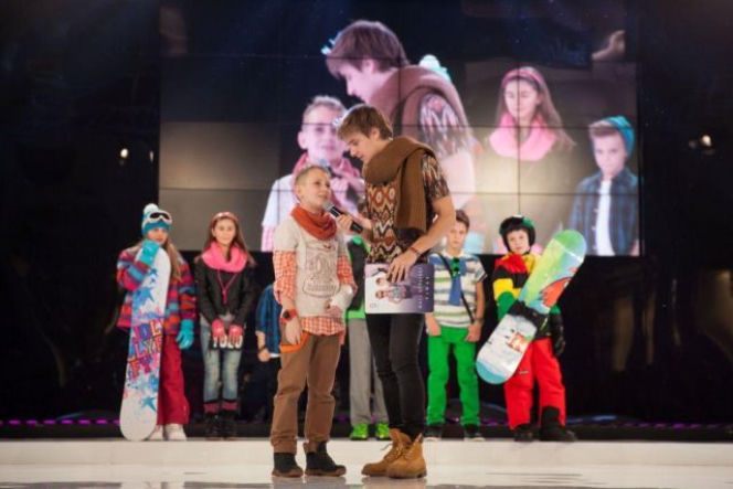 Maciek Musiał w roli prowadzącego zabawę „Mali Styliści”