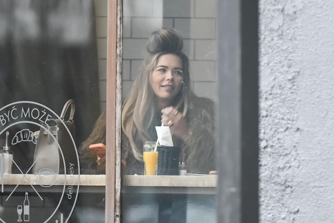 Sandra Kubicka w wałku na głowie