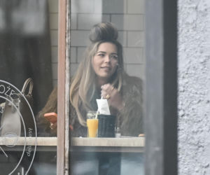 Sandra Kubicka w wałku na głowie