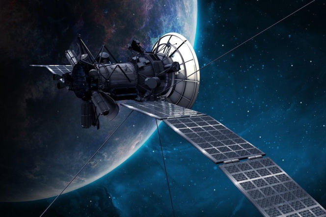 Satelita telekomunikacyjny z panelem słonecznym na orbicie Ziemi. O militaryzacji kosmosu przeczytasz na SE Superbiz.