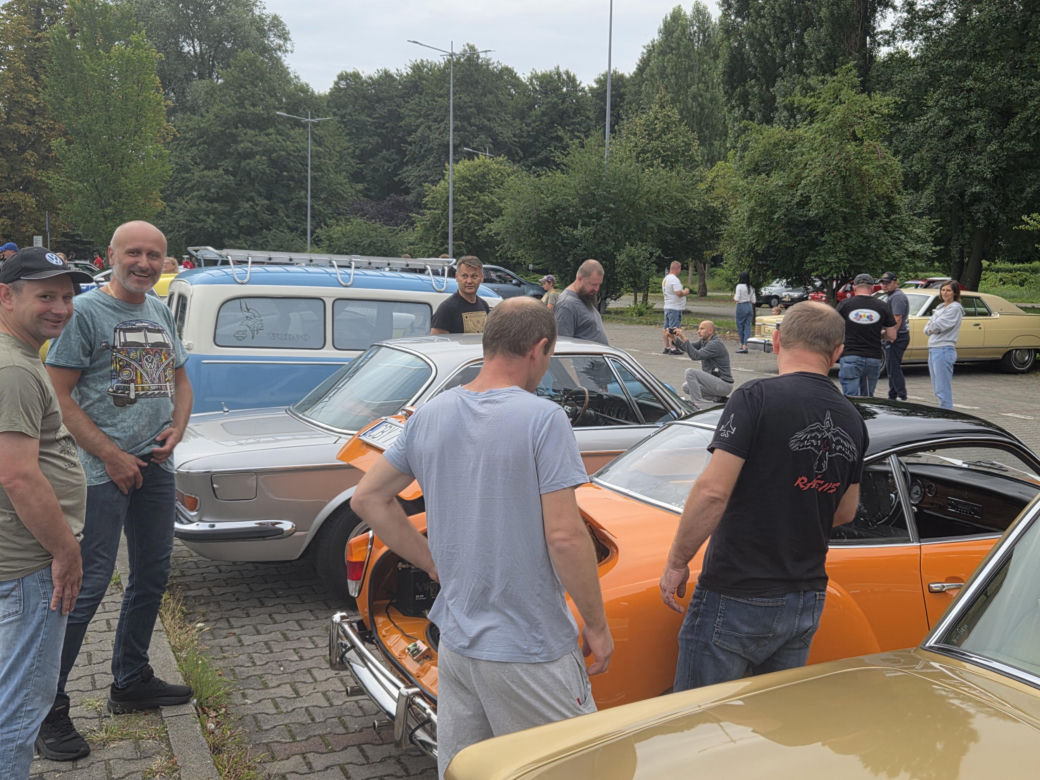 Motoryzacyjne legendy pod Torbydem. „Bydgoskie Klasyki Nocą” znów przyciągnęły tłumy