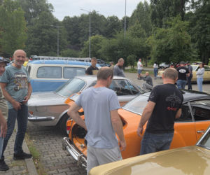Motoryzacyjne legendy pod Torbydem. „Bydgoskie Klasyki Nocą” znów przyciągnęły tłumy
