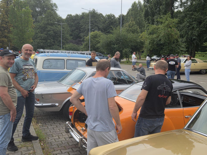 Motoryzacyjne legendy pod Torbydem. „Bydgoskie Klasyki Nocą” znów przyciągnęły tłumy