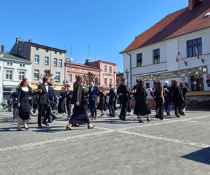 Polonez maturzystów z I LO na rynku w Ostrzeszowie