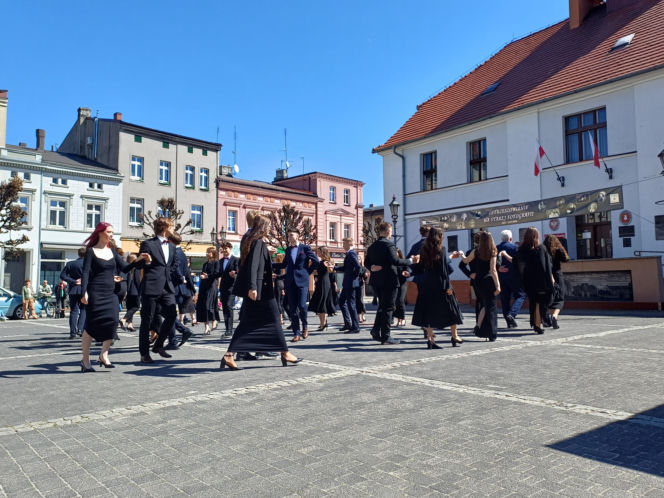 Polonez maturzystów z I LO na rynku w Ostrzeszowie