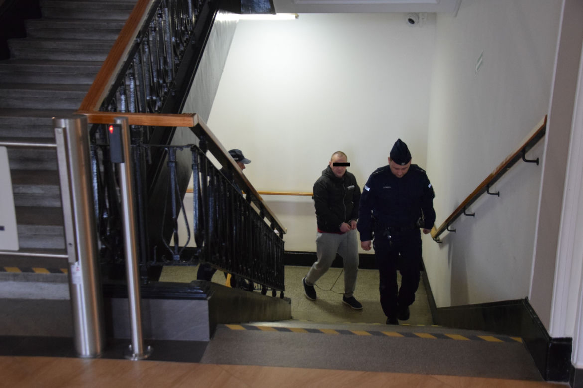 Doprowadzenie Adama Sz. do sądu [GALERIA]