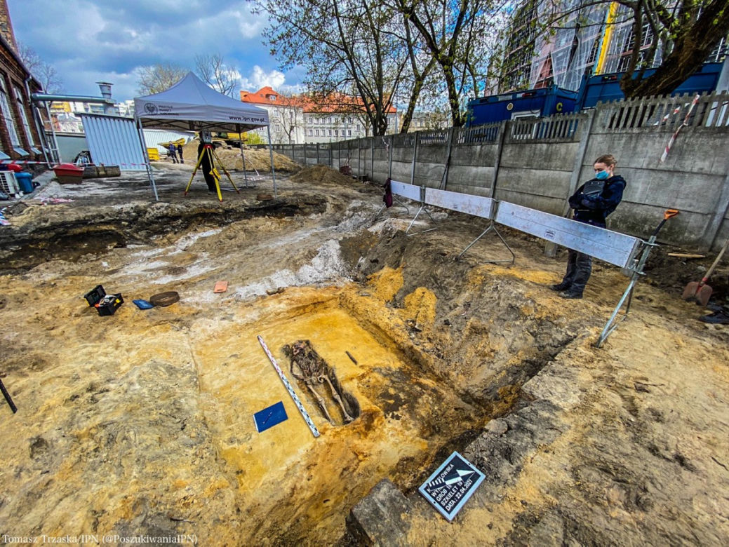 Kolejne ciała zakopane w dołach śmierci
