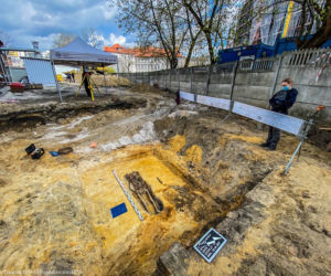 Kolejne ciała zakopane w dołach śmierci