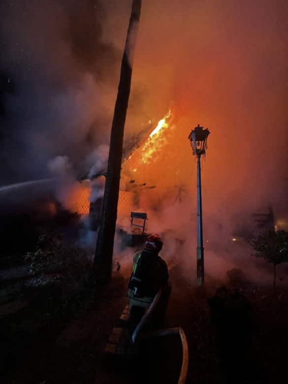 Pożar drewnianego domu pod Legionowem. Jedna osoba poważnie poparzona