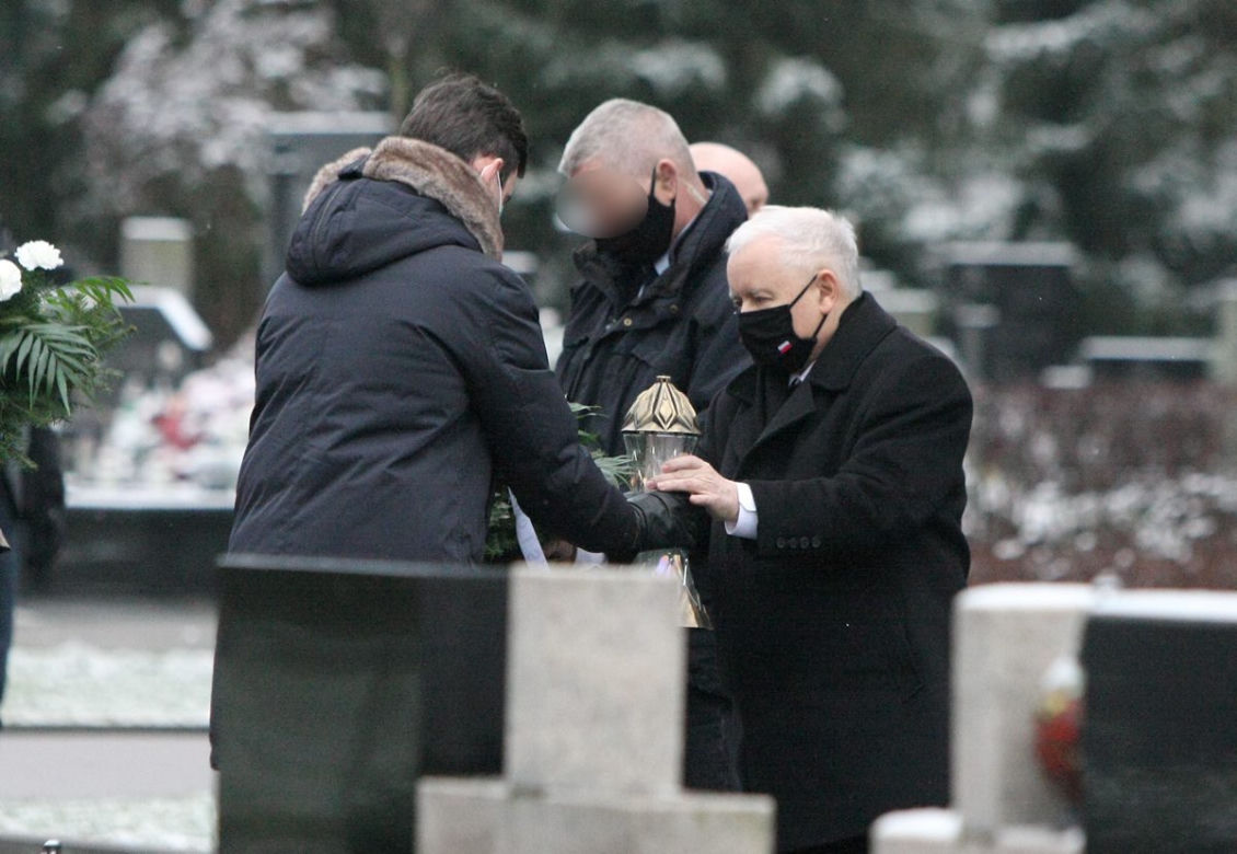 Jarosław Kaczyński. Prezes zabrał premiera na grób brata