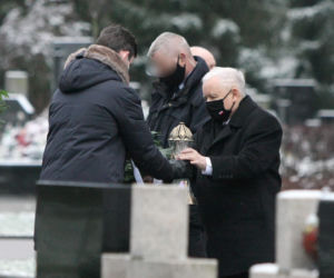 Jarosław Kaczyński. Prezes zabrał premiera na grób brata
