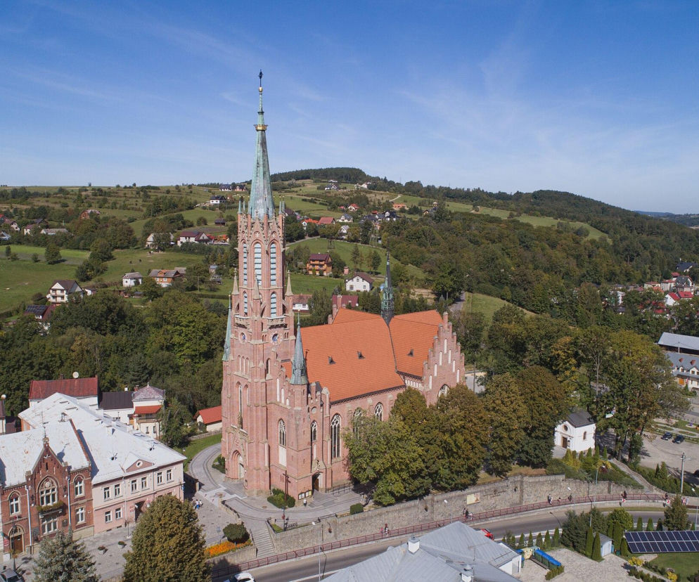 To jedno z najsławniejszych miast w Małopolsce. Znajduje się w nim najpiękniejsza plebania