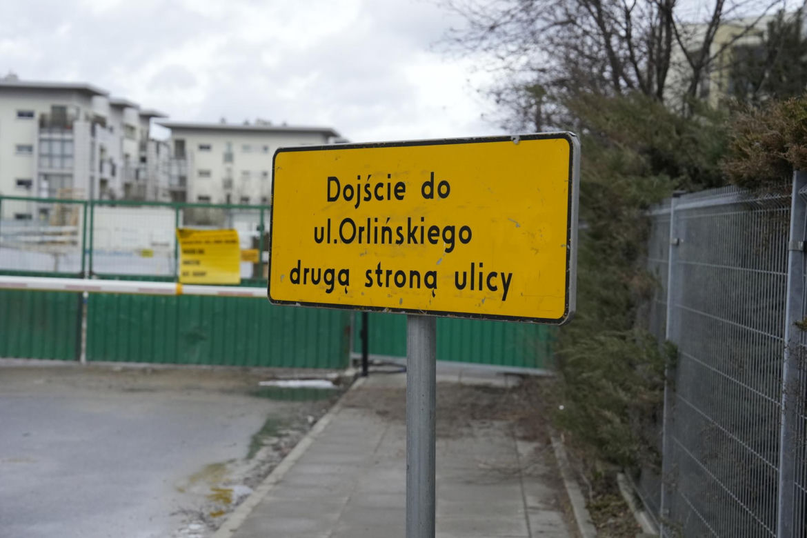 Autobus już może zakręcić. Koniec groteski przed przychodnią na Bemowie