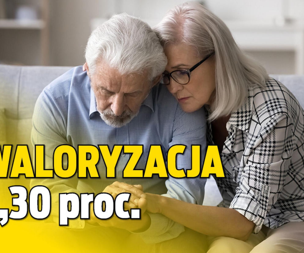 Zmartwiona para seniorów, mężczyzna i kobieta, siedzi na kanapie, symbolizując niepewność waloryzacji emerytur 2025. Na zdjęciu duży żółty napis: „WALORYZACJA 3,30 proc.”, odnoszący się do niższego wskaźnika. Więcej na ten temat przeczytasz na portalu Super Biznes.
