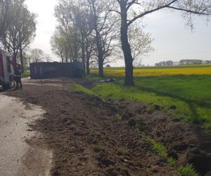 Ciężarówka przewróciła się na jezdnię