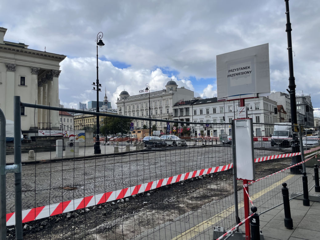 PRZEBUDOWA PLACU TRZECH KRZYŻY. DROGOWCY ODKOPALI ZABYTKOWY BRUK I TORY TRAMWAJOWE