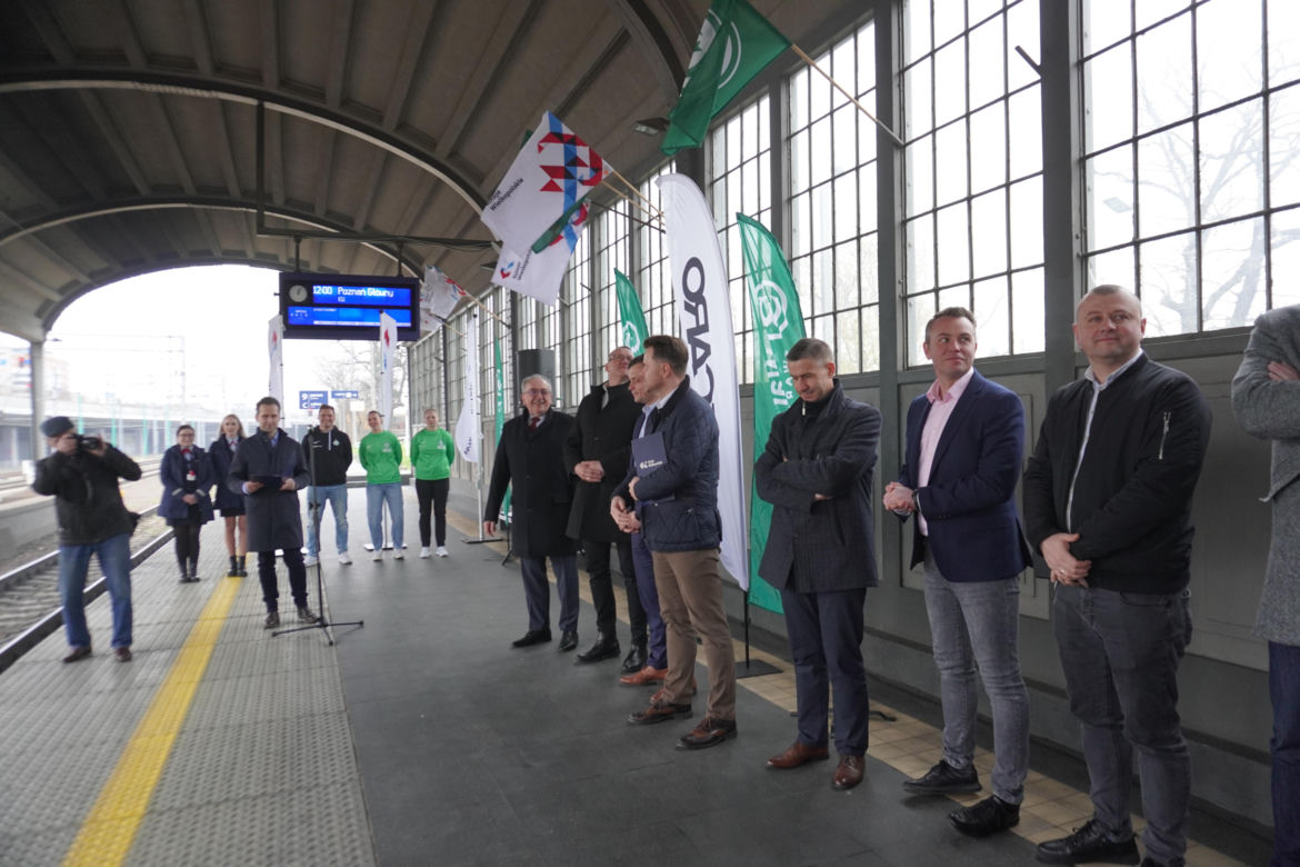 Pociąg Kolei Wielkopolskich w barwach Warty Poznań