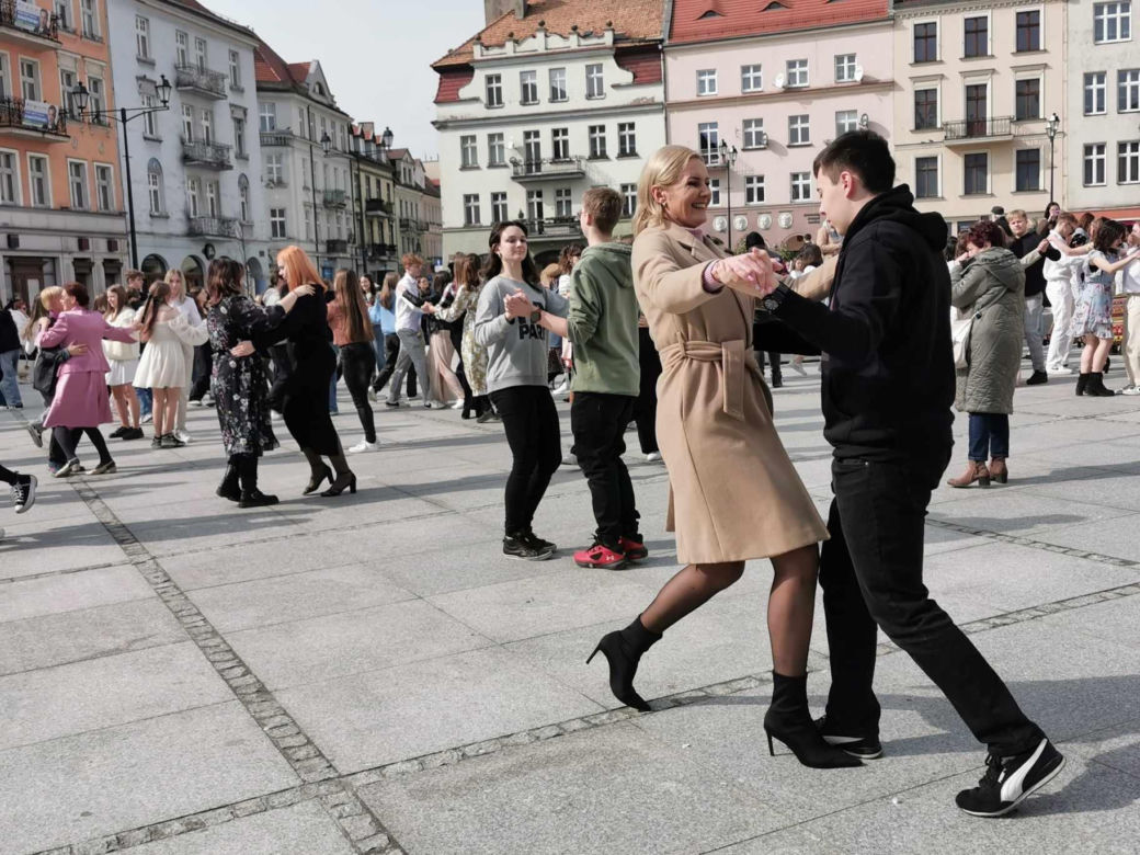 Kalisz. Zatańczyli walca z filmu „Noce i Dnie”
