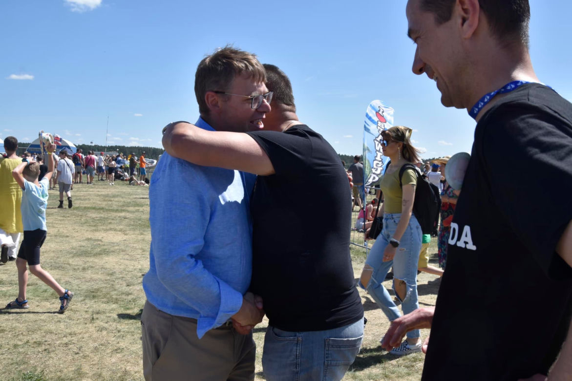 Rodzinny Piknik Lotniczy w Gryźlinach 2023. Lotnicy-akrobaci zachwycili publiczność