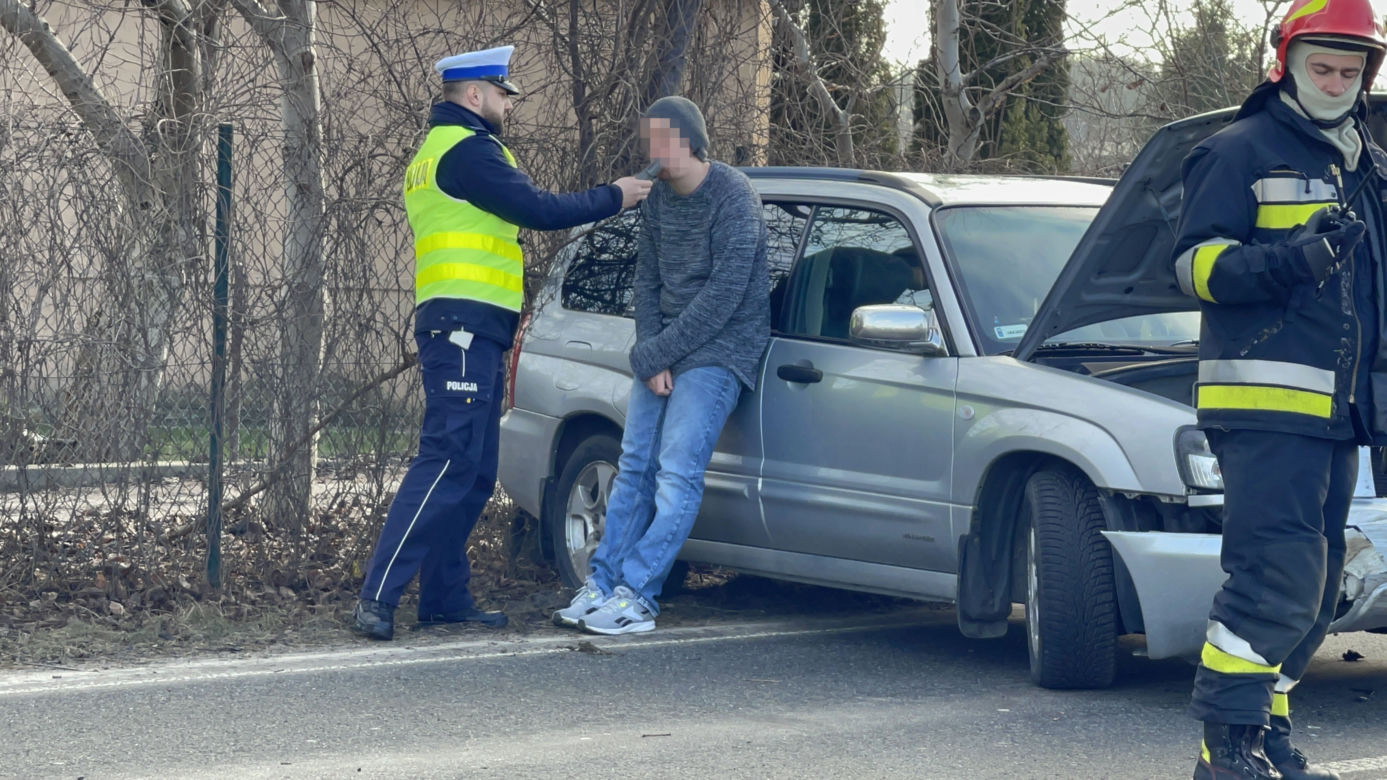 Dramatyczny wypadek na Targówku. Auto wylądowało na boku