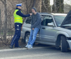 Dramatyczny wypadek na Targówku. Auto wylądowało na boku