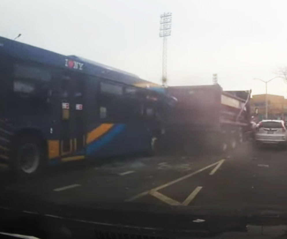 Autobus najechał na wywrotkę