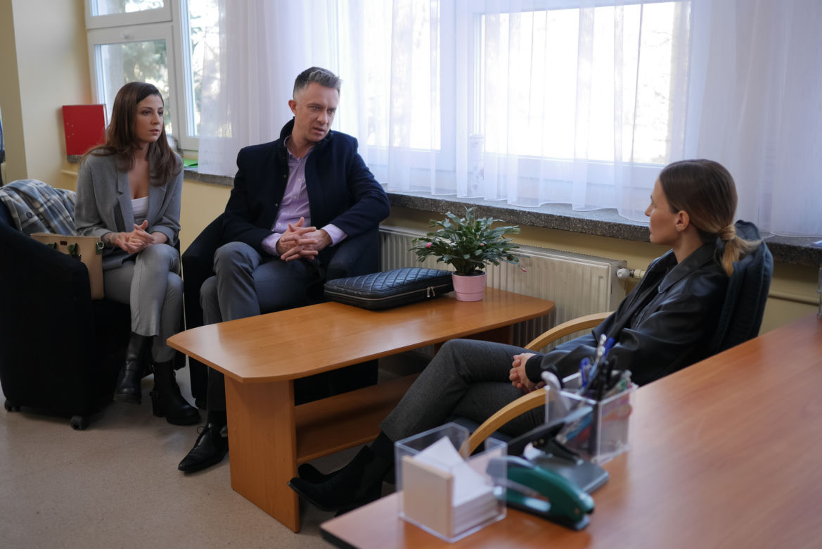 Pierwsza miłość po wakacjach 2020. Artur (Łukasz Płoszajski), Marta (Honorata Witańska), Kinga (Aleksandra Zienkiewicz)