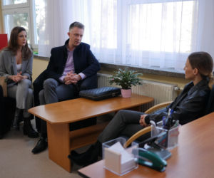 Pierwsza miłość po wakacjach 2020. Artur (Łukasz Płoszajski), Marta (Honorata Witańska), Kinga (Aleksandra Zienkiewicz)