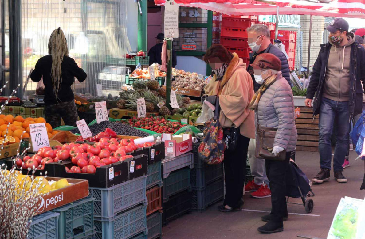 Tłok na bazarach. Warszawiacy robią zakupy mimo koronawirusa