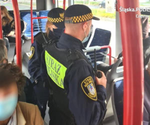 Śląskie: Policjanci prowadzą kontrole w sklepach i autobusach. Nie masz maseczki? Dostaniesz mandat [ZDJĘCIA]
