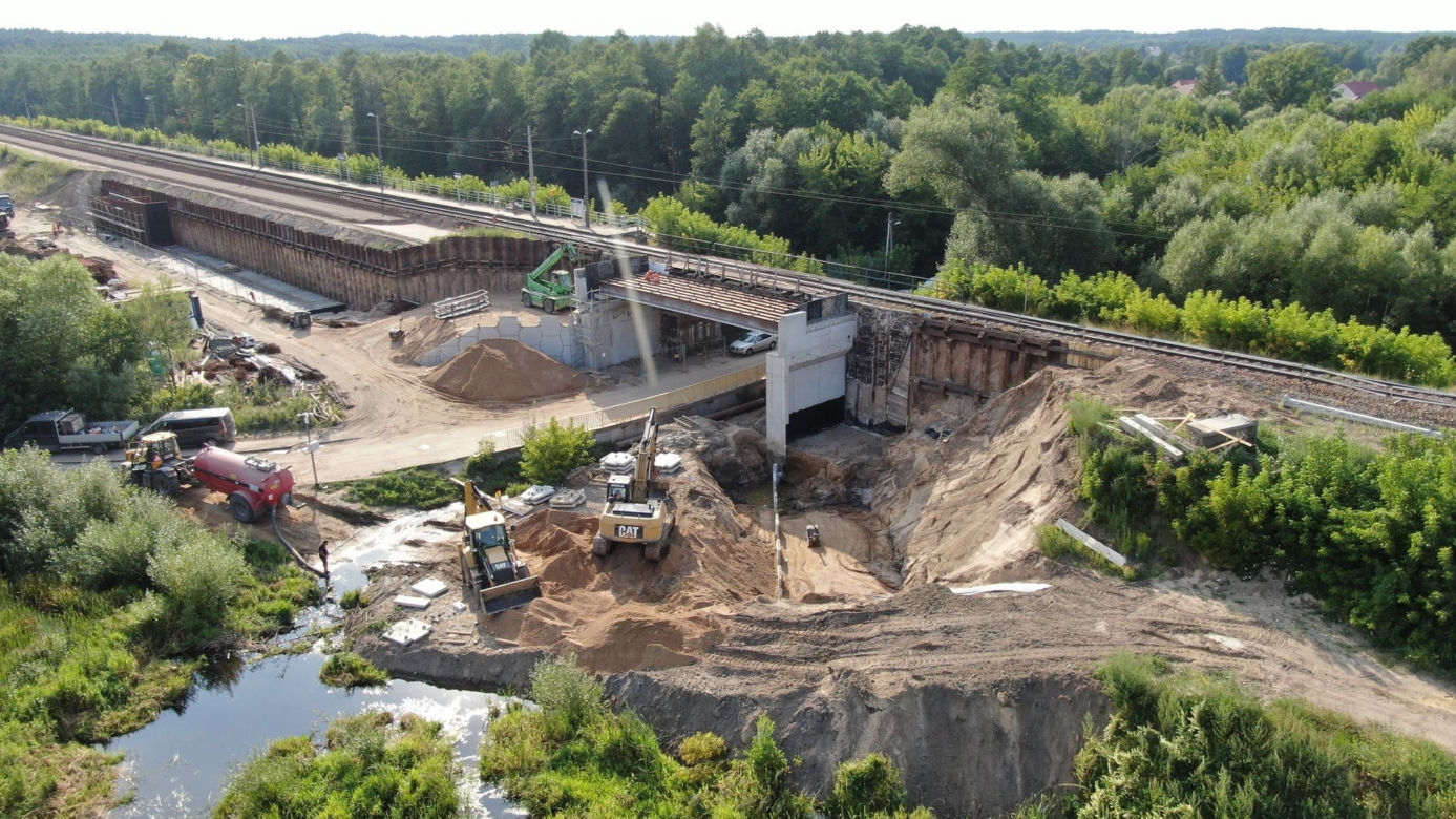 W Uhowie rozpoczął się montaż metalowej konstrukcji mostu. Docelowo mają powstać dwa [ZDJĘCIA]