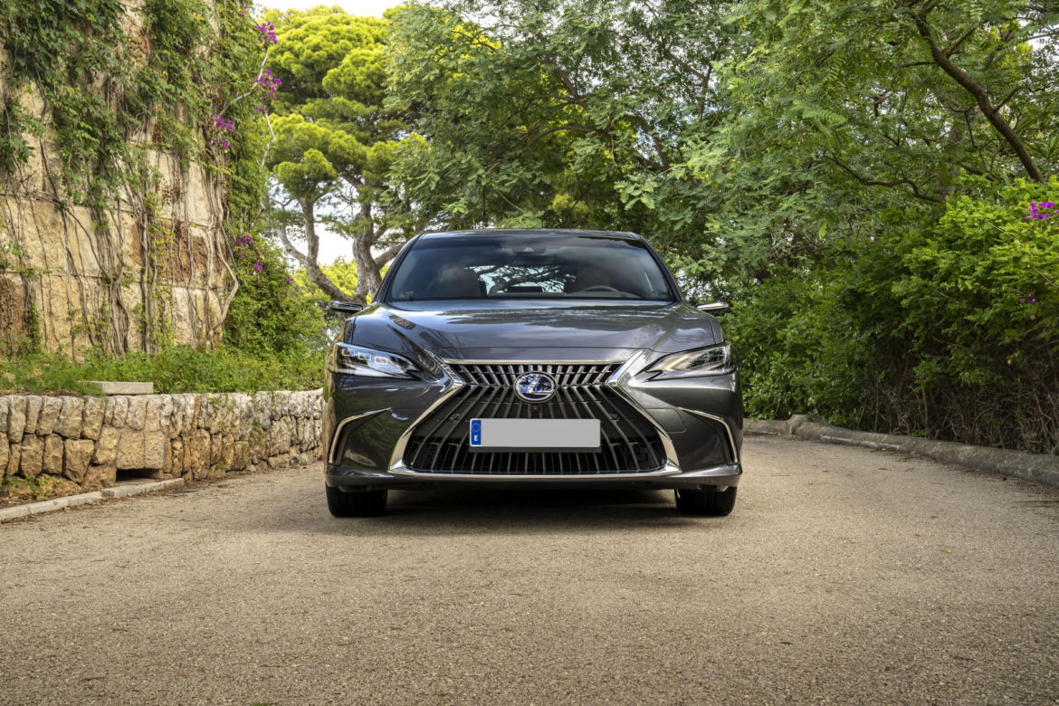 Obajtek i Lexus ES 300h