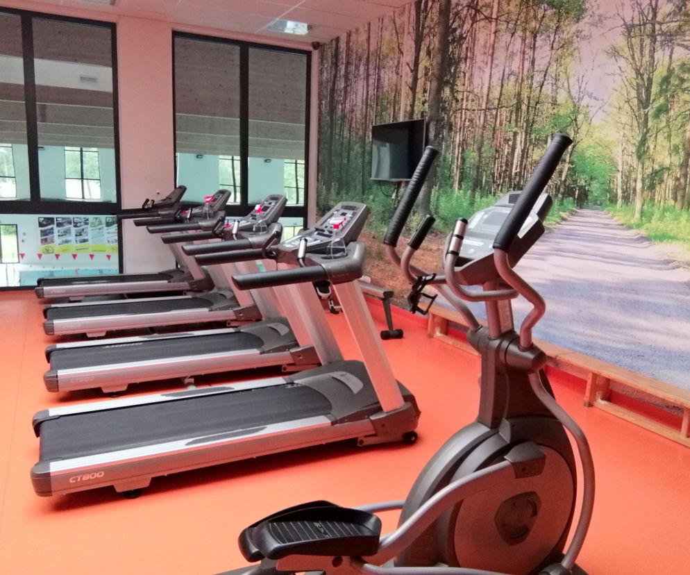 W Milickiej Fali można skorzystać z siłowni i sal fitness. Sprzęt do ćwiczeń jest stale dezynfekowany.