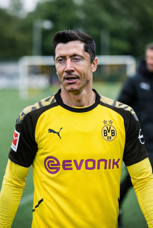 Robert Lewandowski w koszulkach różnych klubów